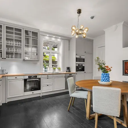 Вілла Elegant Historic - Stunning Views *